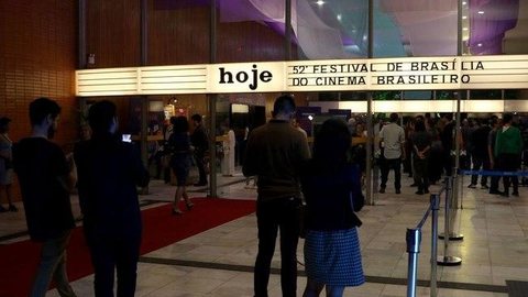 Governo do DF permite reabertura de teatros, cinemas e piscinas