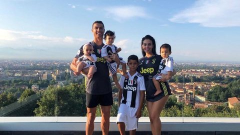 Cristiano Ronaldo posa de Juve com a mulher e os filhos: “A família bianconera”
