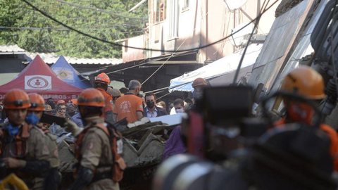 Polícia ouve dono de prédio que desabou no Rio
