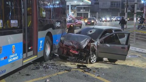 Colisão entre carro e ônibus deixa uma pessoa morta na Zona Sul de São Paulo