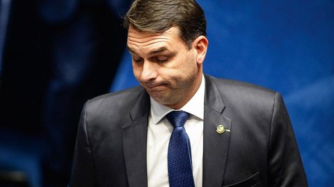 MP intima Flávio Bolsonaro a depor