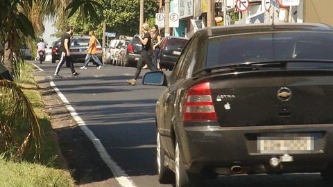 Pedestres sofrem para atravessar avenidas movimentadas em Rio Preto