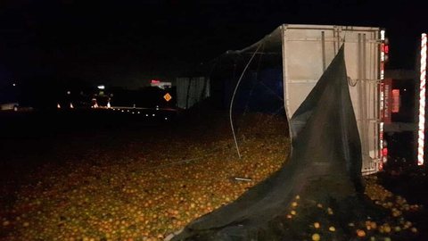 Caminhão de laranja tomba na rodovia que liga Catanduva a Itajobi