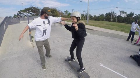 Voluntário ensina crianças cegas a andar de skate: ‘Sou o que mais aprende’
