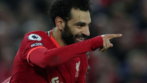 Imagem Salah renova contrato com Liverpool por longo prazo