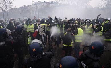 Polícia usa gás lacrimogêneo em retorno dos protestos em Paris
