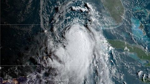 Tempestade Laura se transforma em furacão e segue para os EUA