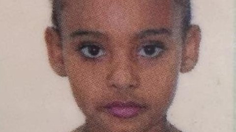 Menina de 9 anos confessa que agrediu sozinha colega ‘a mochiladas’ e puxões de cabelo; criança morreu após 7 dias