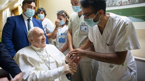 Papa Francisco deixa o hospital