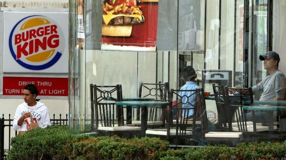 Procon suspende venda de sanduíche do Burger King no DF