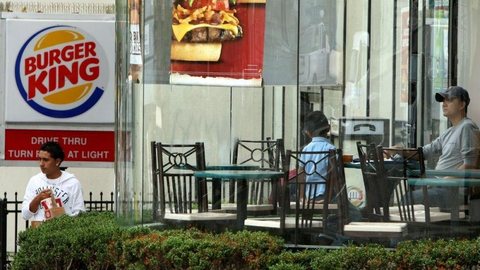 Procon suspende venda de sanduíche do Burger King no DF
