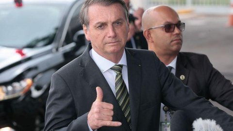 Bolsonaro diz que estuda perdoar penas individualmente