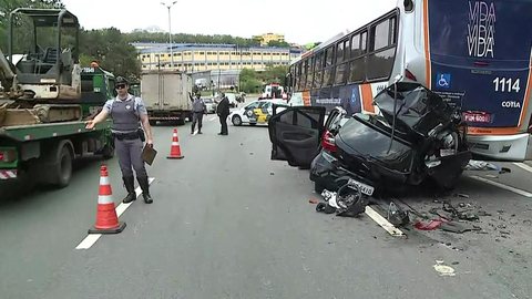 Carro entra na traseira de ônibus na Raposo Tavares e uma pessoa morre