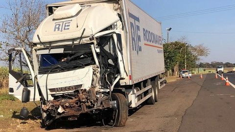 Motorista de caminhão fica ferido após bater em carreta de cana-de-açúcar em Ourinhos
