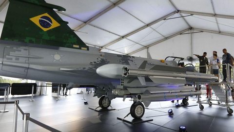 FGV expõe réplica do novo caça multimissão F-39 Gripen da FAB