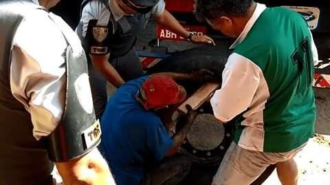 Tijolos de maconha são encontrados dentro de pneus em caminhões em rodovia de Guararapes