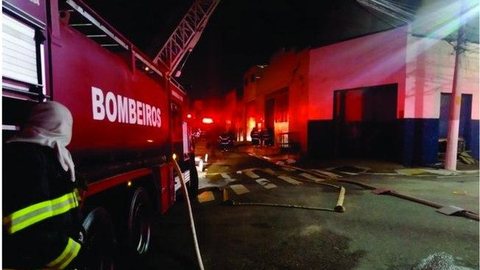 Fábrica de jeans é destruída em incêndio devastador no Brás