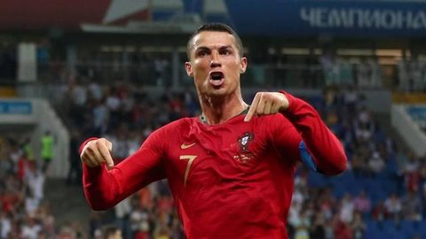 Com três gols de CR7, Portugal segura pressão e empata com a Espanha na estreia da Copa