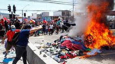 Chilenos protestam contra imigrantes e queimam pertences de venezuelanos