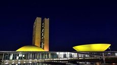 Congresso é iluminado de laranja pelo fim da violência contra a mulher