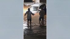 Lama invade garagem de condomínio na Zona Sul de SP e provoca rachaduras nas paredes