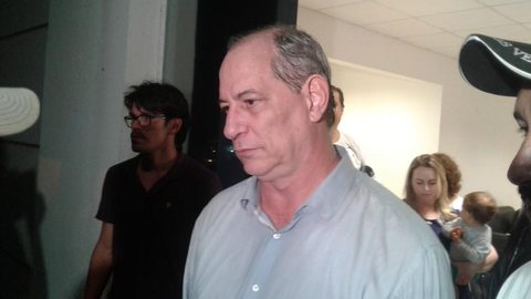 ‘Não posso deixar o Brasil cair na mão do fascismo’, diz Ciro Gomes
