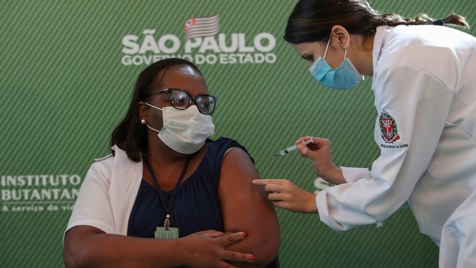 ‘Vacina’ é eleita a palavra do ano de 2021 pelos brasileiros, diz pesquisa