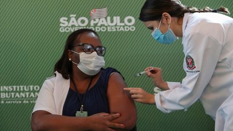 ‘Vacina’ é eleita a palavra do ano de 2021 pelos brasileiros, diz pesquisa