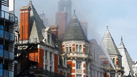 Bombeiros tentam controlar incêndio em hotel de luxo em Londres