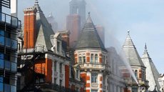 Bombeiros tentam controlar incêndio em hotel de luxo em Londres