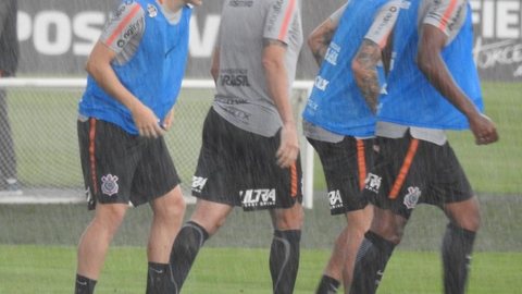 Chuva, jovens e poucos titulares: Corinthians inicia semana de treinos