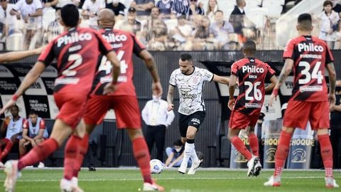 Corinthians vence, segue firme no G-4 e deixa o Athletico-PR preocupado com o Z-4