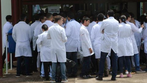 Médicos formados fora do Brasil têm 1ª fase do Revalida neste domingo