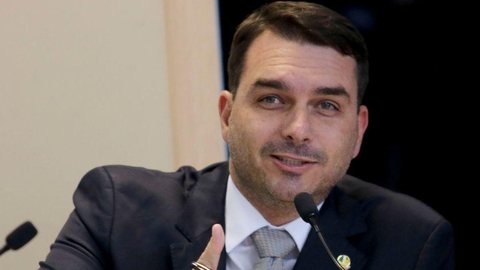 Flávio Bolsonaro admite reunião com Paulo Marinho, mas nega vazamento