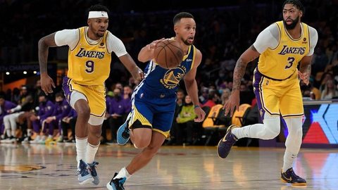 Curry começa com um triplo duplo, Warriors reagem no último quarto e batem os Lakers