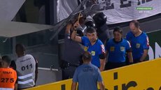 torcedores do Santos jogam baqueta em trio de arbitragem após derrota para o América-MG