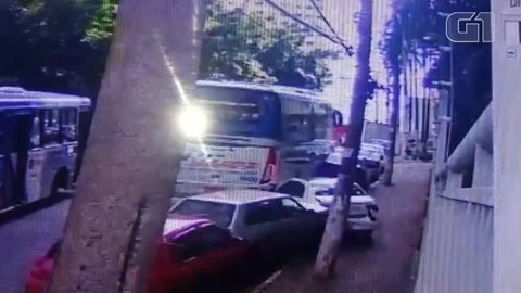 Ônibus desce ladeira, arrasta 5 carros e mata uma pessoa em Guarulhos