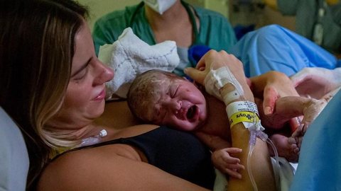 ‘Olha aqui, toda arrebentada’: influencer Shantal diz que foi vítima de violência obstétrica de médico durante parto em SP