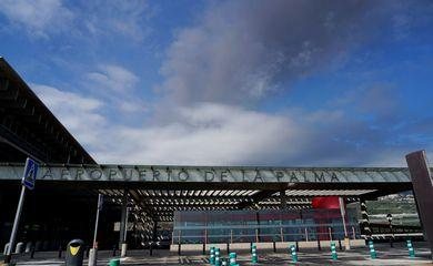 Vulcão Cumbre Vieja: aeroporto de La Palma continua fechado