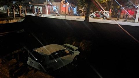 Motorista perde controle, bate em muro e cai em canal de Santos