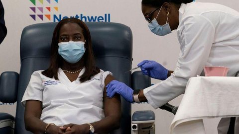 Enfermeira é primeira a ser vacinada contra covid-19 nos EUA