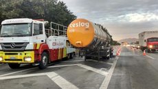 Caminhão carregado com óleo pega fogo na rodovia Anhanguera em Jundiaí