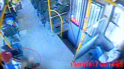 Câmeras flagram ato obsceno praticado por homem dentro de ônibus em Marília; vídeo