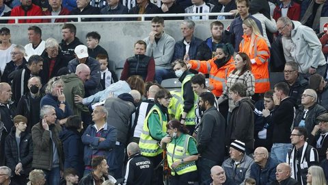 Duelo entre Newcastle e Tottenham é interrompido para atendimento a torcedor com mal súbito