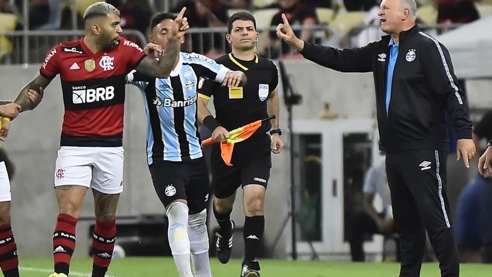 Gabigol se irrita com interrupção da partida, discute com Felipão e reclama ao ser substituído