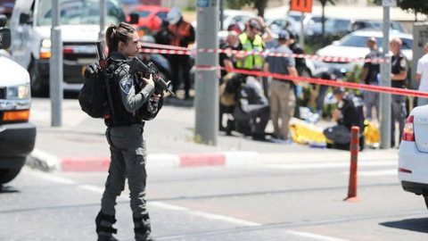 Palestino esfaqueia 2 pessoas em Jerusalém e é morto pela polícia