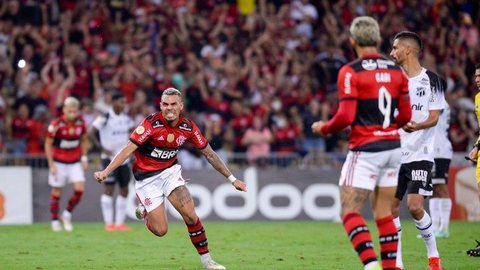 Flamengo vence Ceará e impede título do Atlético-MG
