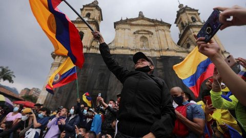 Mortes em protestos aumentam e Colômbia espera nova onda de covid-19