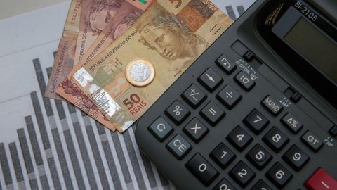 Publicado decreto que aumenta IOF para custear Auxílio Brasil