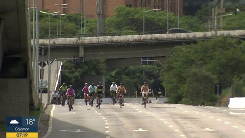 Com 20 km interditados após viaduto ceder, Marginal Pinheiros vira lazer para ciclista e corredor